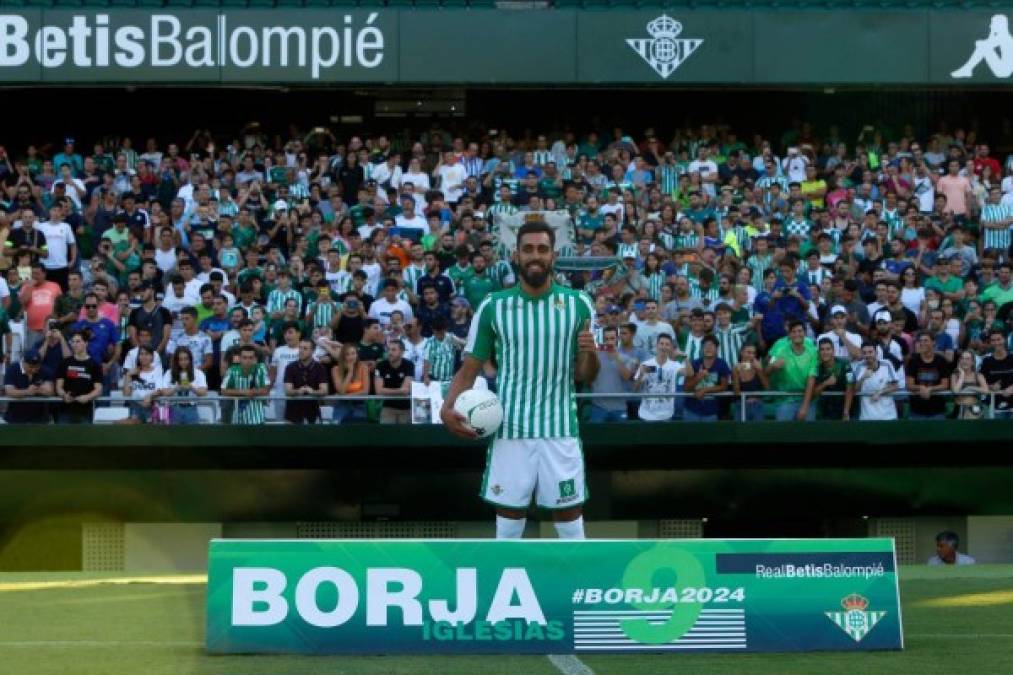 El delantero español Borja Iglesias ha sido presentado oficialmente como nuevo jugador del Betis. El atacante ha dicho: 'Ha sido un verano complicado, pero por fin estoy en el Betis'.