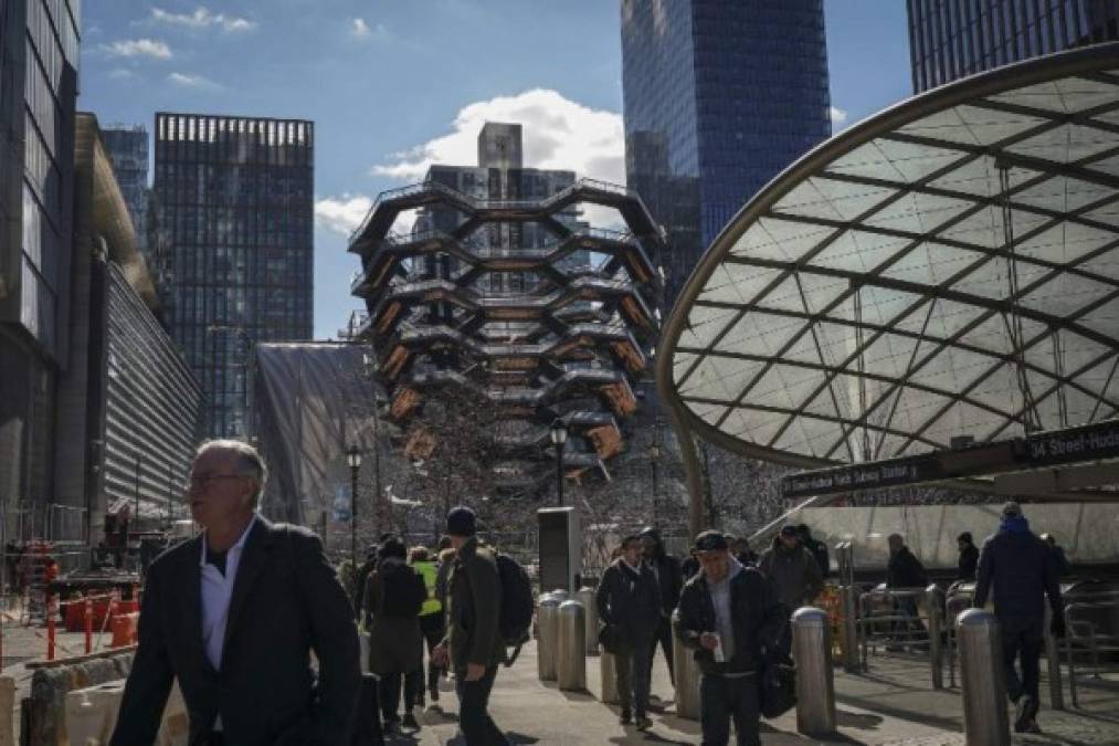 Este barrio de cuatro hectáreas al oeste de Manhattan, situado entre la 10ª avenida y la 12ª y entre las calles 30 y 34, que durante mucho tiempo fue tierra de nadie, será inaugurado ante turistas y neoyorquinos en un nuevo homenaje a la verticalidad legendaria de la capital financiera estadounidense.