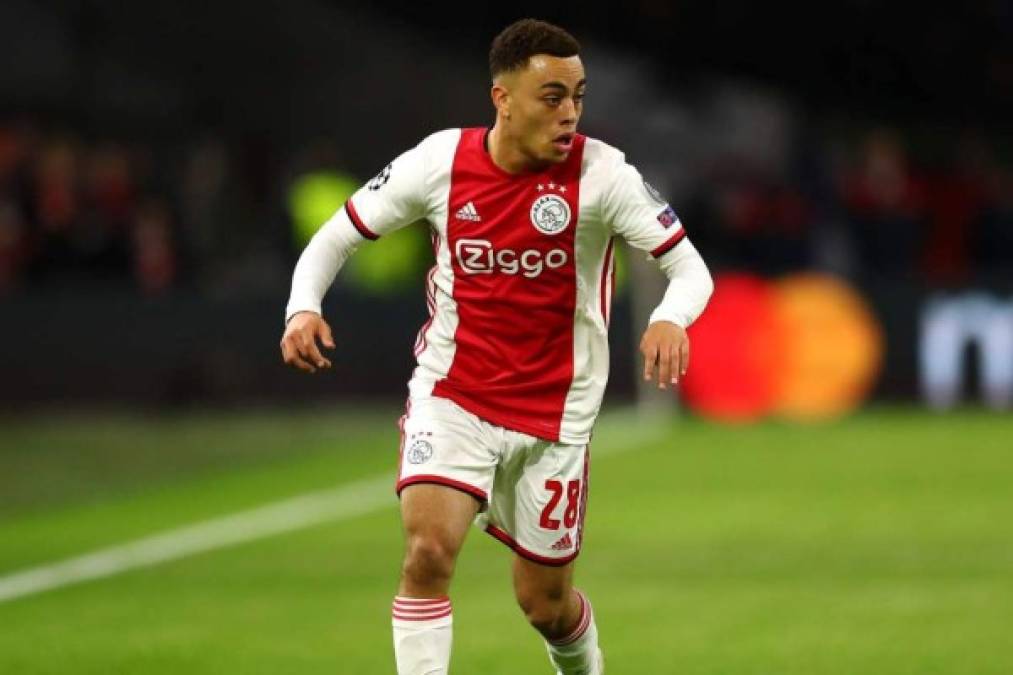 El lateral holandés del Ajax de Amsterdam, Sergiño Dest, es uno de los objetivos del Barcelona, pero el actual líder de la Bundesliga, el Bayern Múnich, ya habría puesto una oferta encima de la mesa, mientras que el cuadro azulgrana únicamente se ha informado sobre la situación del jugador de 19 años.