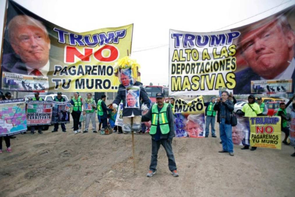 Manifestantes protestaron contra el muro en el lado mexicano de la frontera que divide a ambos países.
