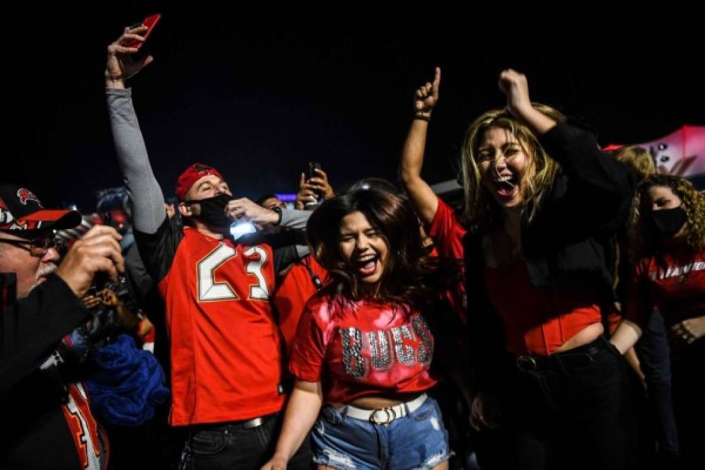 La policía local usó gas pimienta para dispersar a las multitudes que abarrotaron las calles de esa ciudad para celebrar la victoria de su equipo ante los Kansas City Chiefs.