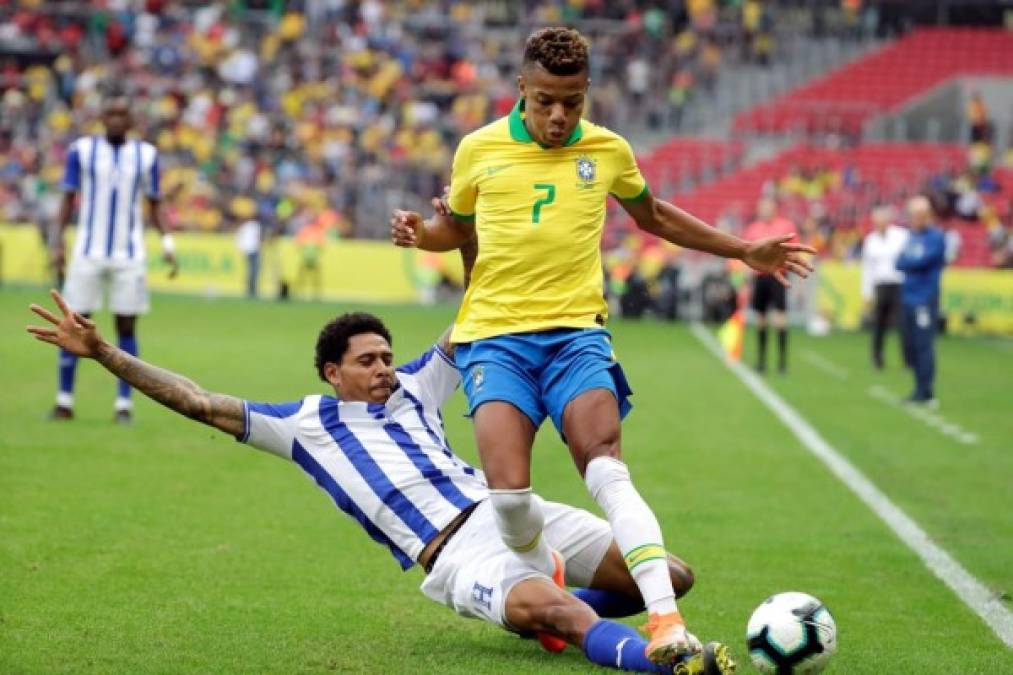 Henry Figueroa le saca el balón a David Neres con esta barrida.