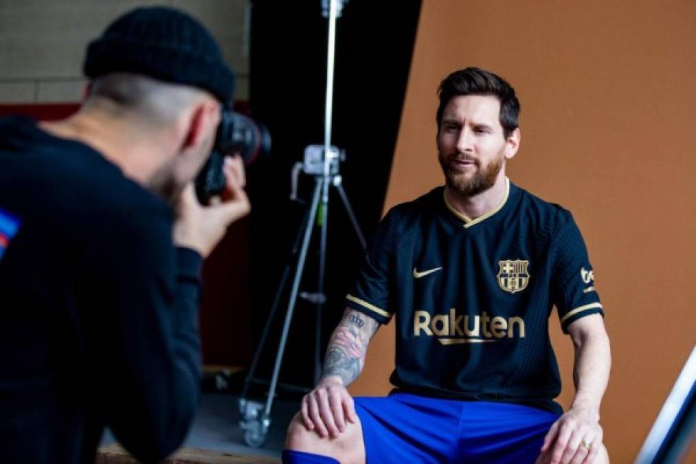 Lionel Messi fue uno de los jugadores que posó con la nueva camiseta de Barcelona.