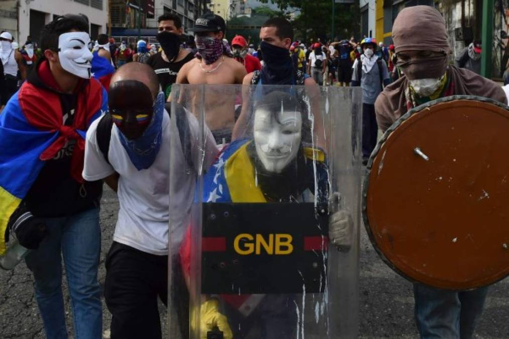 Las intervenciones policiales de este jueves son acciones rápidas para frenar las protestas desde el inicio. Hasta ahora no se reportan incidentes mayores. Pero en otros puntos de la ciudad, grupos de opositores se están concentrando y empezaron a bloquear las vías.