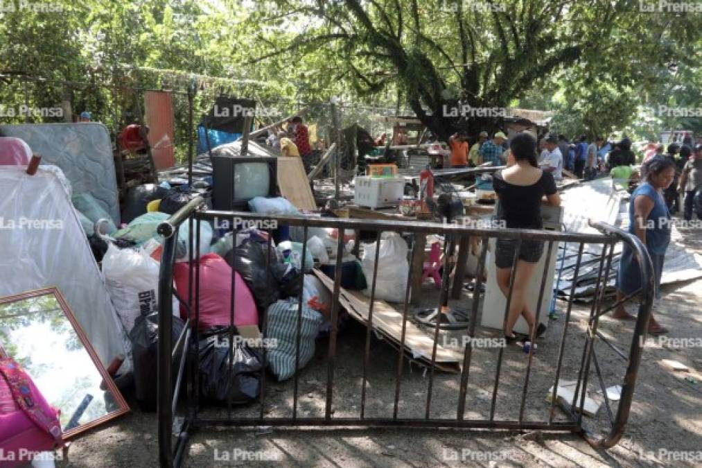 Camas, televisores y otros enseres eran sacados por los pobladores del bordo para buscar otro lugar donde vivir.