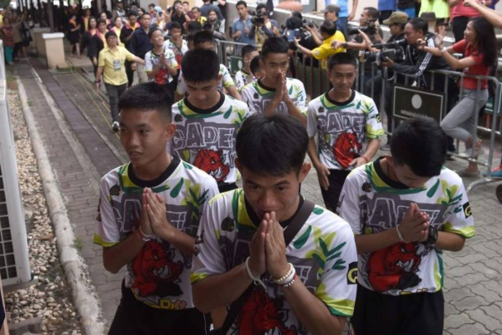 Los pequeños, que vestían la camiseta del equipo de fútbol al que pertenecen, los 'Jabalíes Salvajes', contaron que entraron en la cueva tras un entrenamiento para celebrar el cumpleaños de uno de ellos, Peerapat Sompiangjai o Night, que cumplía 17, pero una tormenta imprevista anegó partes de la caverna y les cortó la salida.