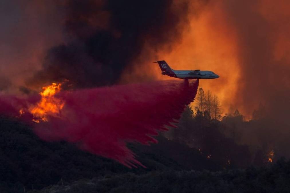 Los bomberos los combaten el Mendocino Complex apoyados por helicópteros y aviones -incluidos dos gigantescos DC-10 y un 747- que lanzaban agua sobre las llamas.