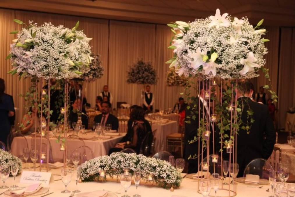 Lirios casablanca, hileras de la vid, flores silvestres y columnas metálicas se fusionaron con el impecable montaje de cristalería y cubertería en cada mesa.
