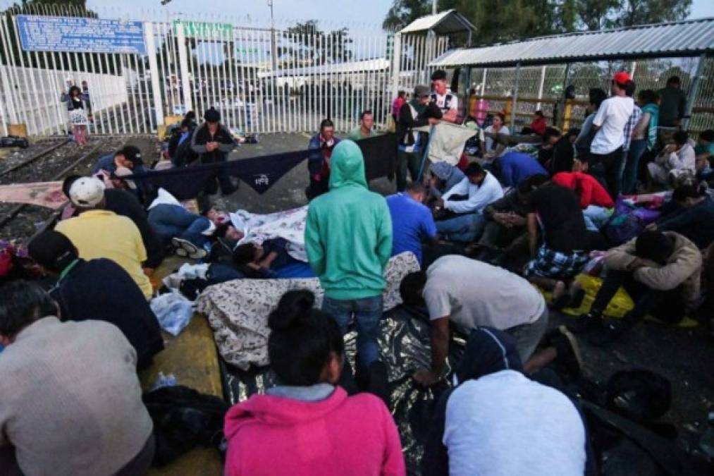 Algunos participantes de la marcha comentaron a la AFP que un grupo de policías antimotines mexicanos los estaría esperando más adelante en el trayecto, aunque no fue posible confirmar de momento esta versión.