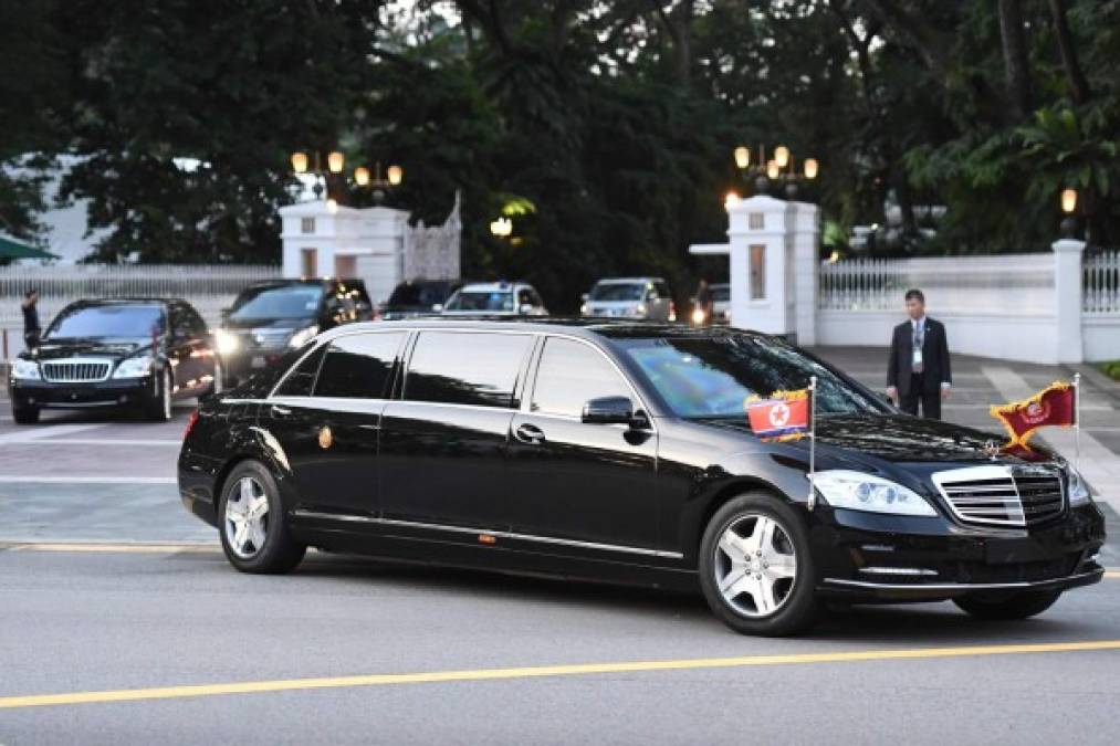La limusina blindada de Kim está valorada en dos millones de dólares y cuenta con su propio inodoro, según el Washington Post.