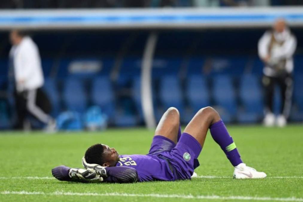 El portero de Nigeria, Francis Uzoho, resignado al final del partido. Foto AFP