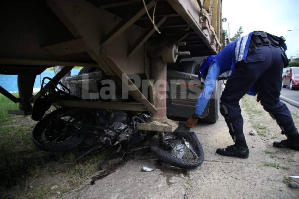 Debaje del vehículo pesado quedó una motocicleta destrozada.