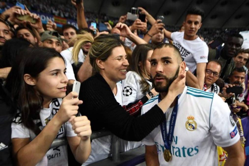 Aficionadas del Real Madrid felicitan a Karim Benzema. Foto AFP