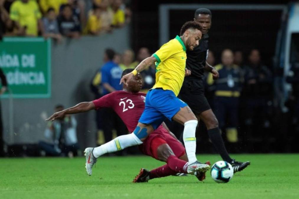 La jugada en la que resultó lesionado de gravedad Neymar. Esta entrada del jugador catarí Assim Madibo provocó que el brasileño se doblara el tobillo. Foto EFE