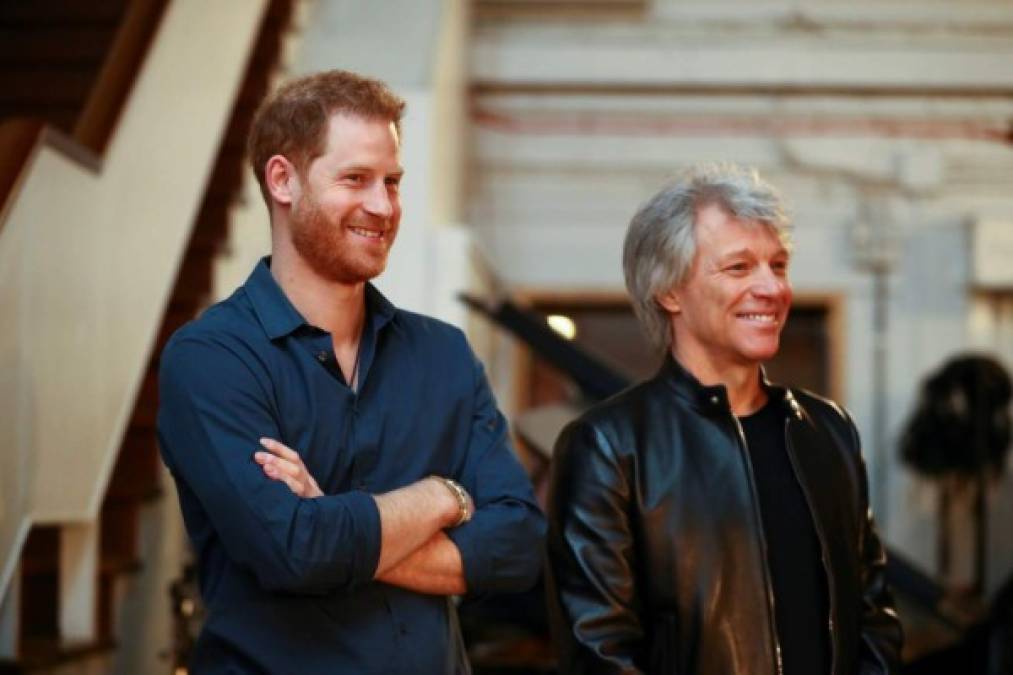 El dueto entre el marido de Meghan Markle y el vocalista de Bon Jovi se dio pocas semanas antes que los duques abandonen sus deberes reales el 31 de marzo, así que está fue una las contadas apariciones del pronto ex royal.