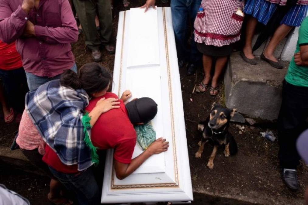 El coloso se mantiene activo lanzando columnas de ceniza.