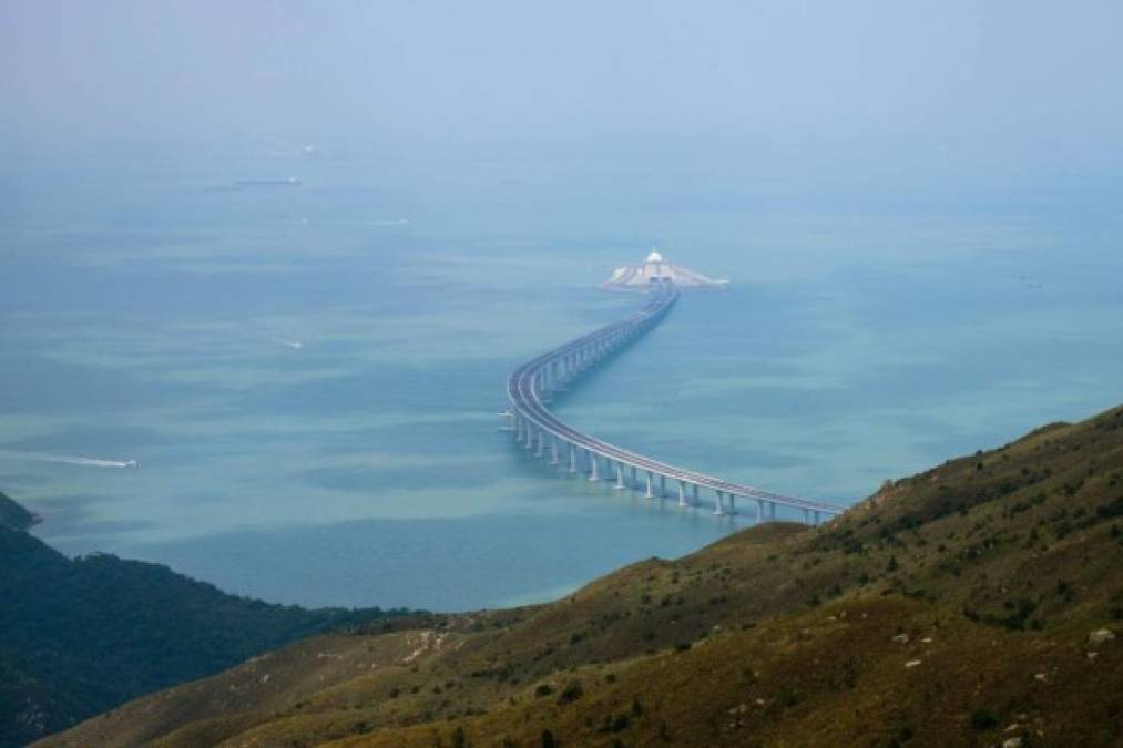 Pasado el túnel, la carretera sube de nuevo hacia un puente que llega hasta la isla hongkonesa de Lantau y la gigantesca isla artificial donde se construyó el aeropuerto internacional de esta excolonia británica.