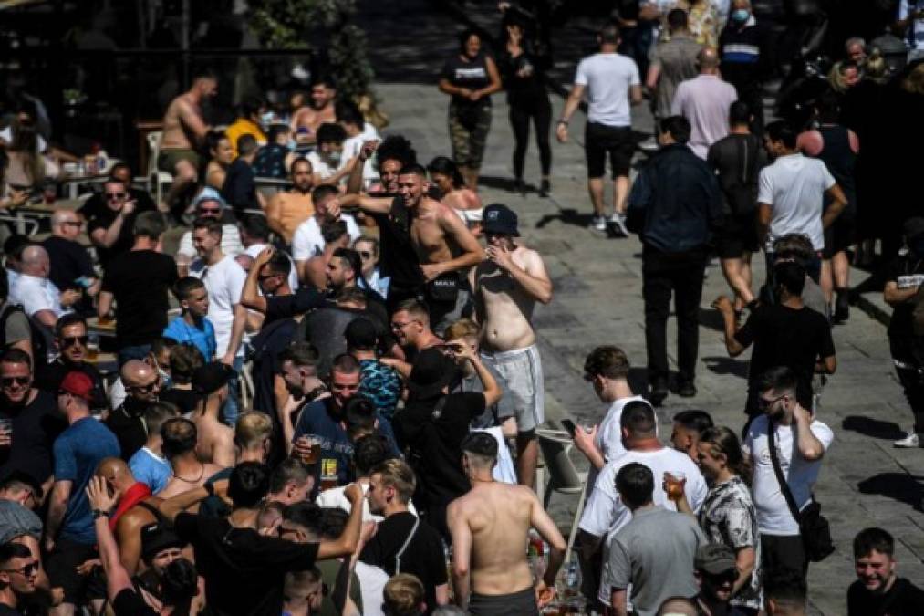 Los aviones procedentes de Manchester y Londres van aterrizando en el aeropuerto Sá Carneiro y, una vez allí, los seguidores son conducidos en función del equipo al que sigan, con el fin de evitar que se mezclen los hinchas de sendos clubes.<br/><br/>