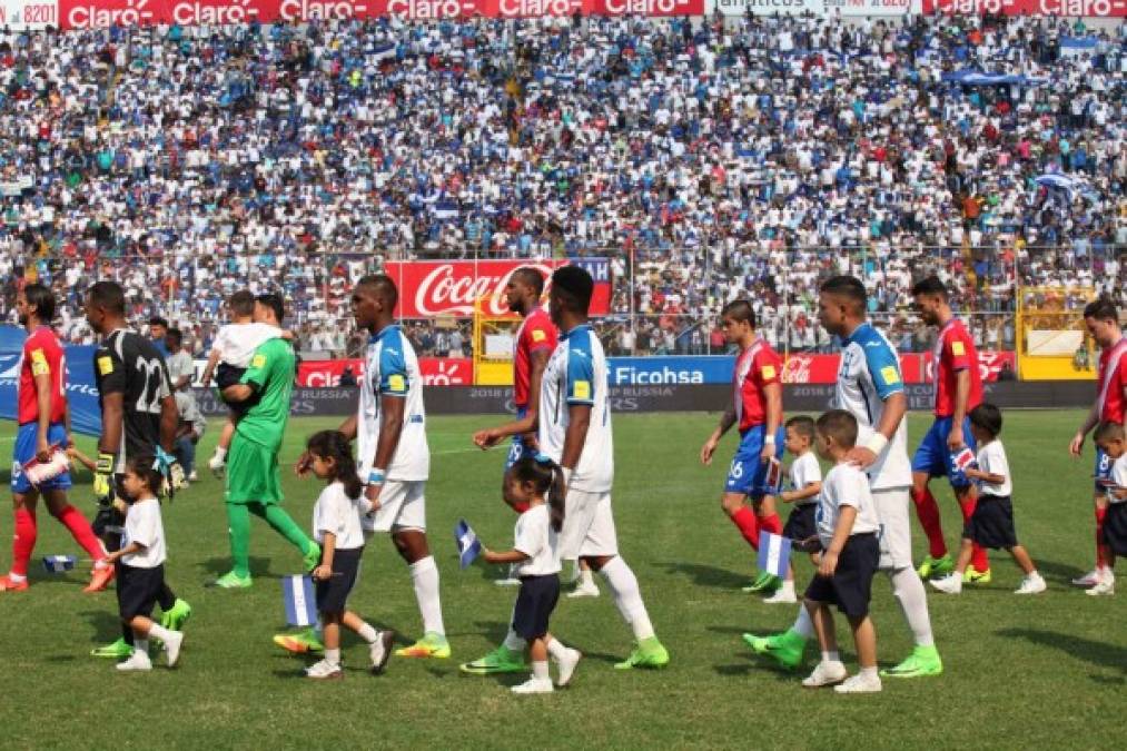 El portero tico llevaba en brazos al pequeño al momento de salir al campo.