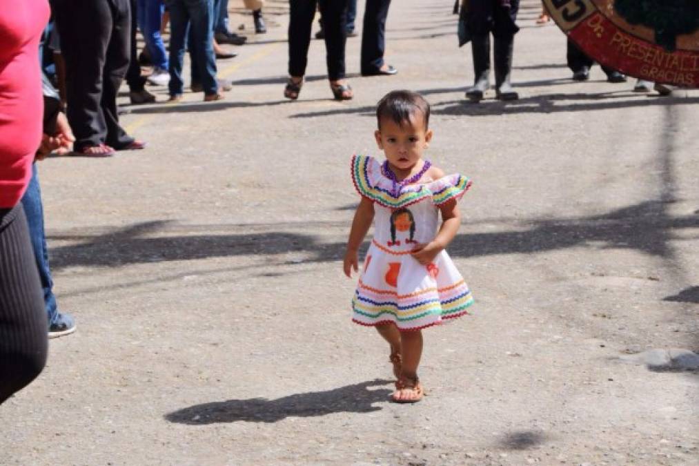 Desde muy pequeños a los niños en Lempira se les inculca la identidad nacional.