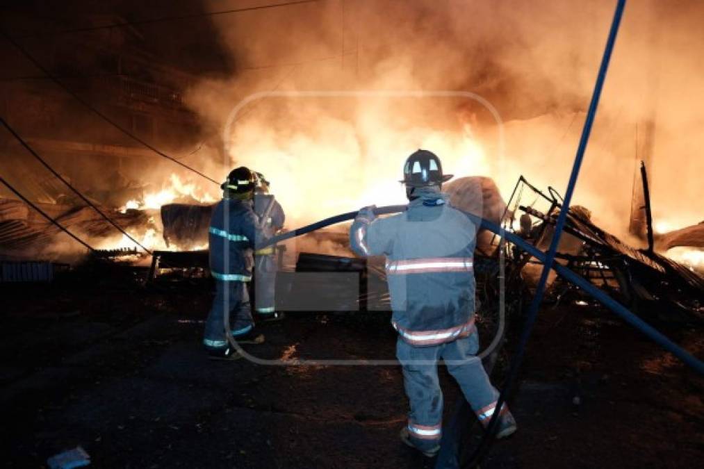 Se desconoce el origen del incendio. Debido a la magnitud del siniestro bomberos de La Lima y Choloma se sumaron a la emergencia, muchas personas se unieron para ayudar a los bomberos, pero estos advirtieron que era mejor que se retiraran. A eso de las 11 de la noche se logró aplacar las llamas.