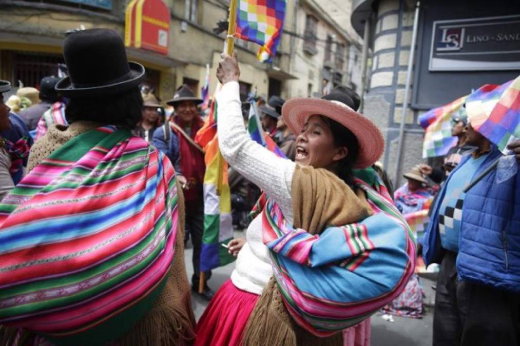 Desde su exilio en México, Morales denunció 'que el gobierno de facto al estilo de dictaduras militares nuevamente mata a mis hermanos de El Alto que resisten pacíficamente el golpismo y luchan en defensa de la vida y la democracia'.