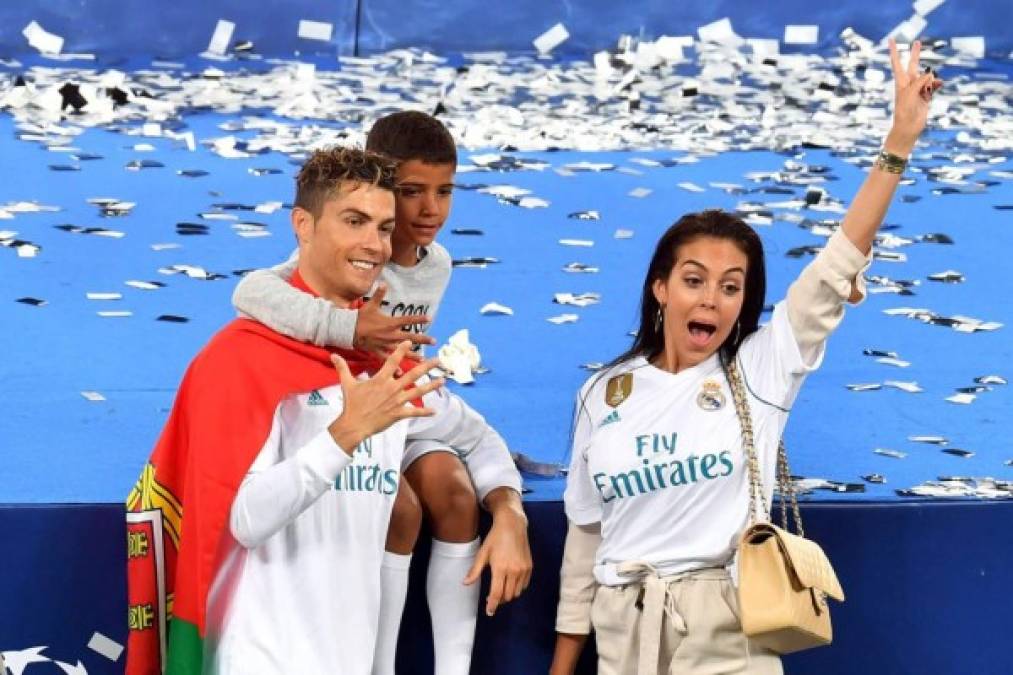 Cristiano Ronaldo junto a su hijo CR Jr., y su mujer Georgina Rodríguez. Foto AFP