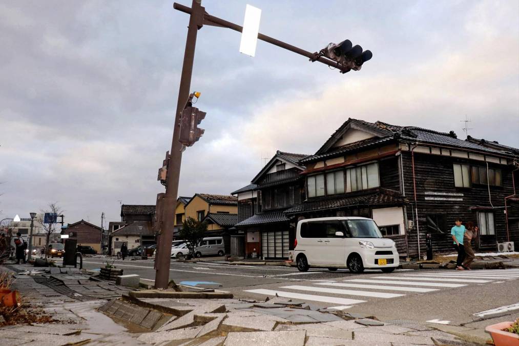 Imágenes radiadas por la televisión nipona o en redes sociales mostraron la gran fuerza del temblor y el poder destructivo del mismo, especialmente en la localidad de Wajima (unos 500 kilómetros al oeste de Tokio), donde se han registrado al parecer los daños más graves.