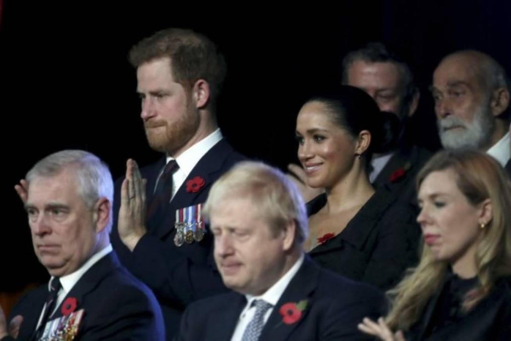 El primer ministro Boris Johnson se sentó junto al príncipe Andrew, poco después que este se viera envuelto en el escándalo por sus vínculos con el multimillonario pedófilo Jeffrey Epstein.