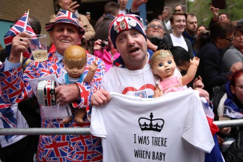 Como es costumbre, un puñado de admiradores incondicionales de la corona británica llevaban días acampando ante el hospital St Mary de Londres a la espera de la buena nueva.<br/>