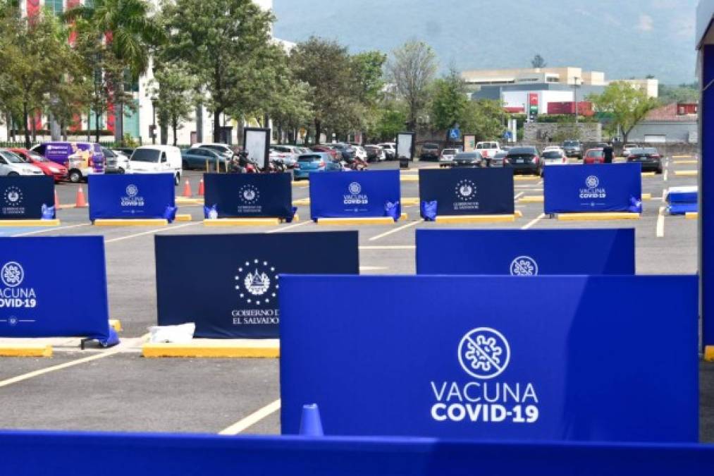 La particularidad de estos nuevos centros de vacunación es que los salvadoreños pueden llegar en sus automóviles y sin bajarse se les aplica el inoculante contra el covid-19.