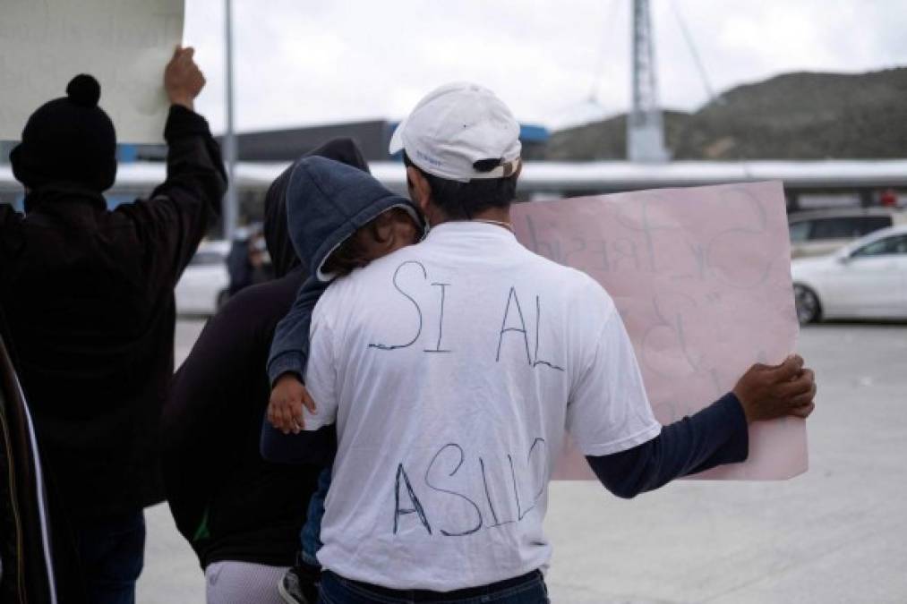 Miles de personas, principalmente centroamericanos, se han volcado nuevamente a la frontera esperanzados en cruzar y solicitar asilo, alegando la pobreza y la violencia que sufren en sus países de origen.