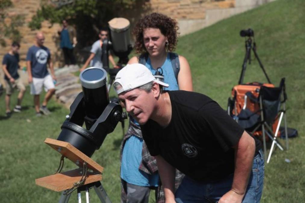 El eclipse total de Sol dejó a oscuras a los espectadores durante poco más de dos minutos. Fue visible en una franja de 113 kilómetros de ancho, para convertirse en el primero en atravesar el continente americano de costa a costa desde 1918.