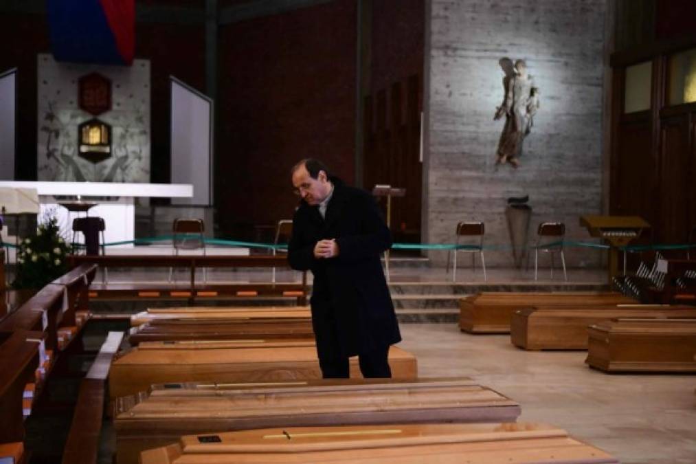 El padre Giuseppe Berardelli, párroco de Casnigo, cerca de Bérgamo, era uno de ellos. 'Al no saber que el virus era tan peligroso, continuó con su trabajo, yendo a las casas a celebrar funerales. Y cuando resultó infectado, tampoco paró inmediatamente', cuenta Gianbattista Guarini, de 49 años, estanquero de la localidad, al noreste de Bérgamo.