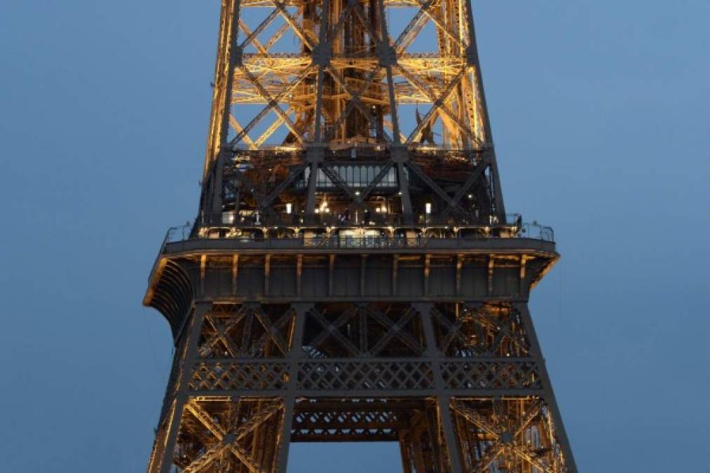 El restaurante Jules Verne es uno de los más exclusivos de París y está ubicado en el segundo piso de la Torre Eiffel, a 125 metros de altura.
