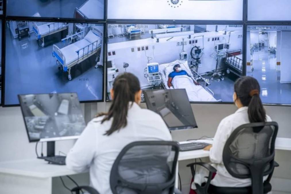 Tras su inauguración por el presidente Nayib Bukele el pasado domingo, el nuevo Hospital El Salvador, construido en 100 días para atender la emergencia por la pandemia de COVID-19, recibió ayer a sus primeros pacientes en la Unidad de Cuidados Intensivos (UCI).