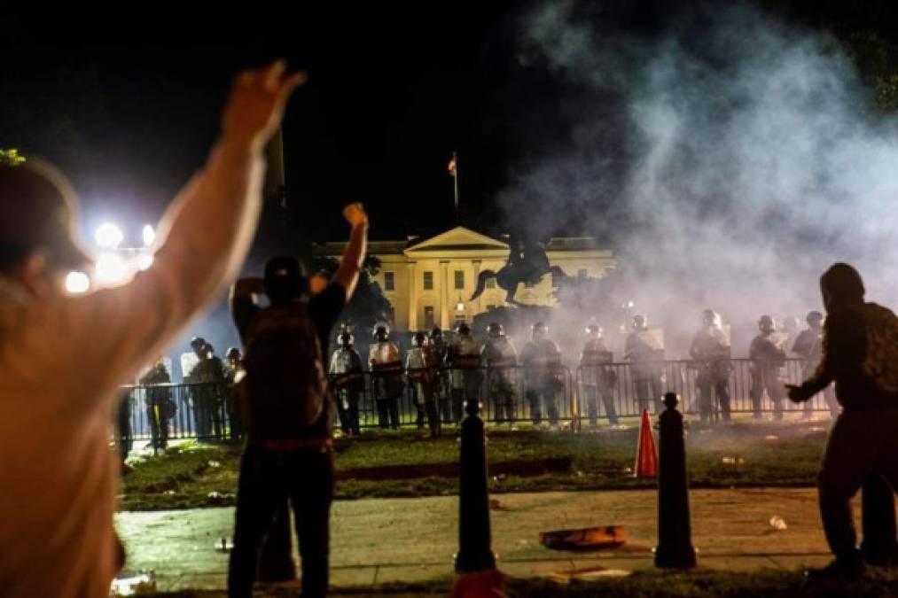 Ante los graves disturbios que tuvieron lugar en los alrededores de La Casa Blanca, las autoridades decidieron apagar las luces de la residencia presidencial, algo que no ocurría desde 1889.