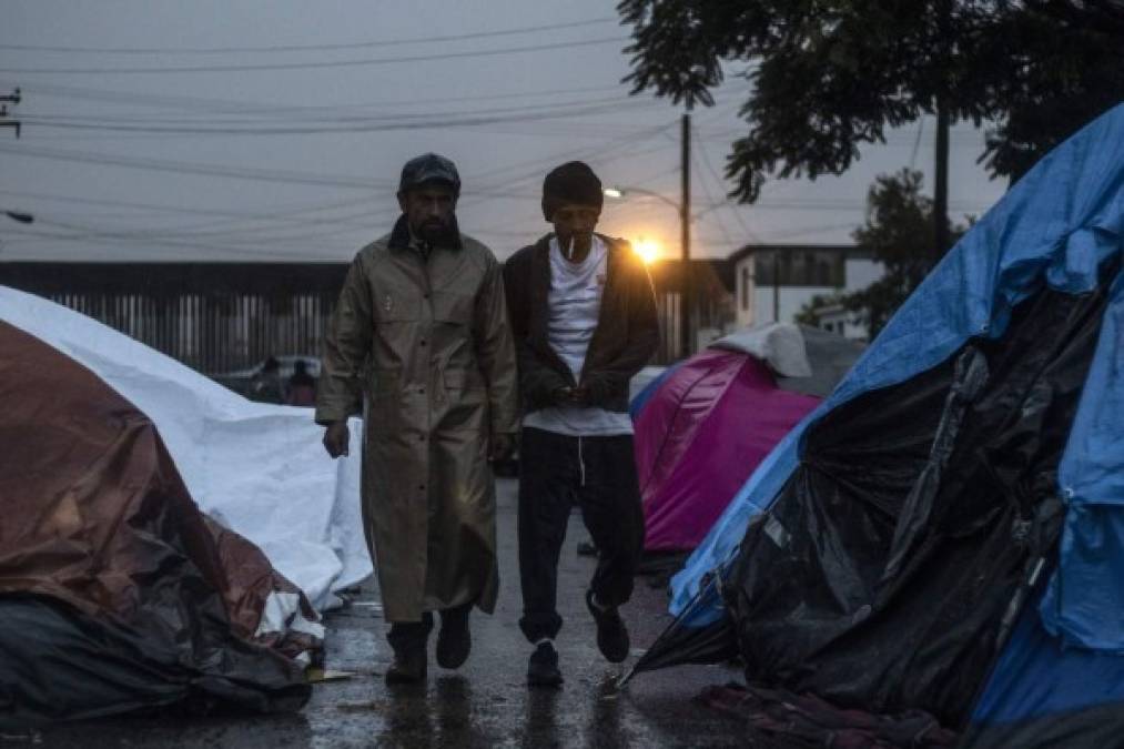 León indicó que hay 2,500 en el albergue, 1,000 han regresado a su país, 1,000 han intentado cruzar a Estados Unidos y han sido detenidos y hay entre 250 y 500 en el exterior del primer albergue cerrado la semana anterior.