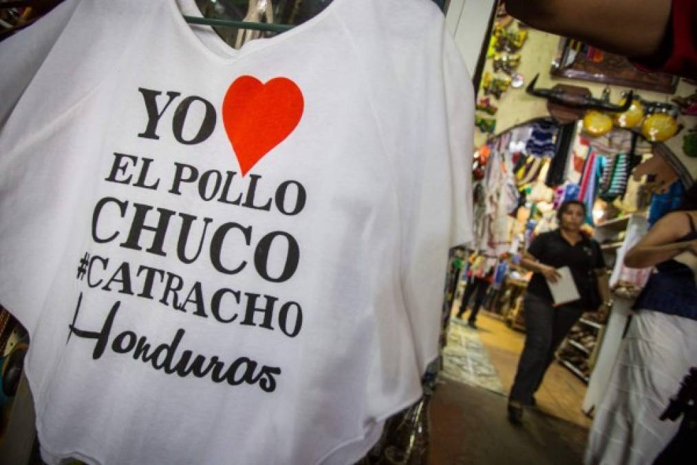 Camisetas con frases netamente sampedranas están a la venta en el mercado.