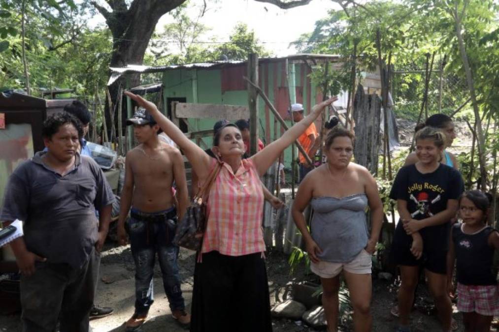 Algunas personas se opusieron al desalojo, sin embargo tuvieron que desalojar sus humildes casas.