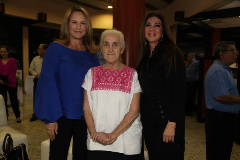 Vivian Chahín, Teresa Pastor y Carmen Chahín.