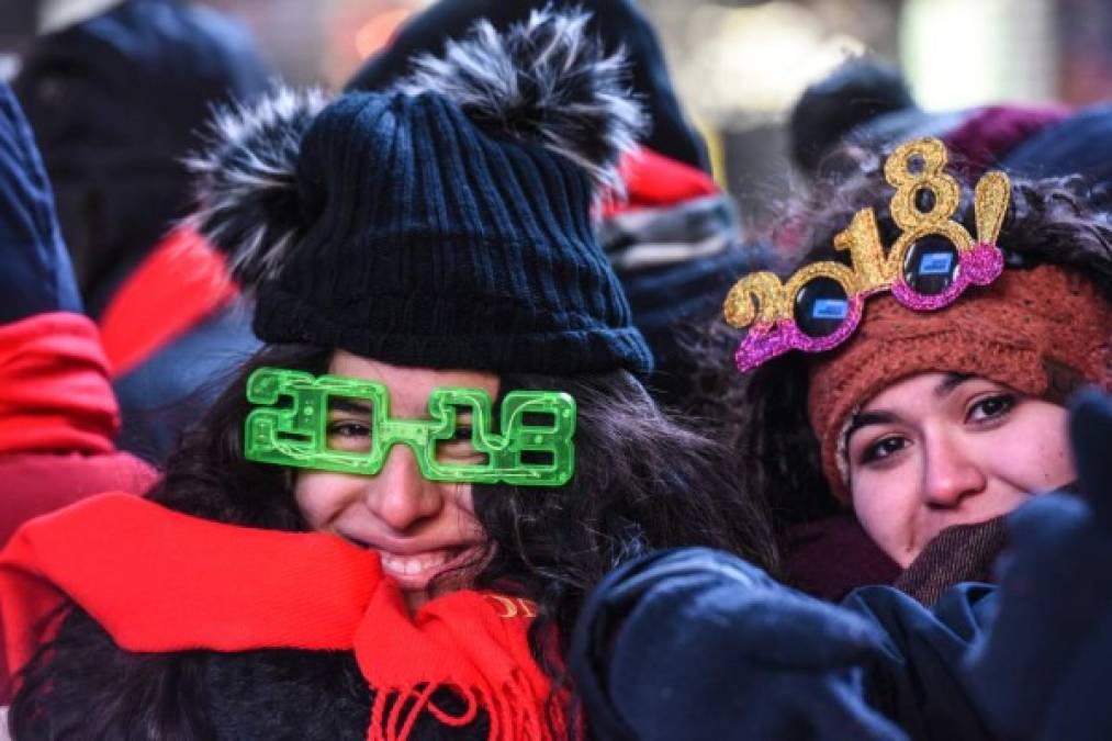 Enfundados en gruesos abrigos, muchos con ropa y botas de nieve, neoyorquinos y turistas enfrentaron un 31 de diciembre gélido para poder recibir el el año nuevo en Times Square.<br/><br/><br/><br/>