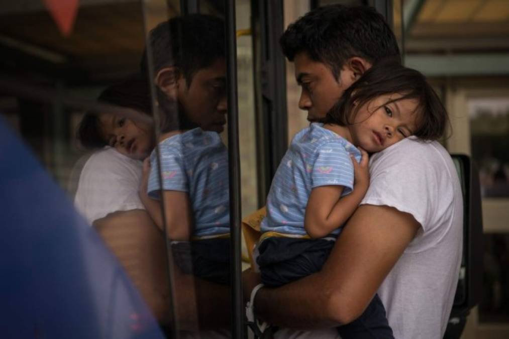 Las autoridades estadounidenses liberaron este miércoles a cientos de migrantes hondureños, la mayoría familias, en McAllen, Texas, ante la saturación en los centros de detención en la frontera tras la masiva llegada de indocumentados.
