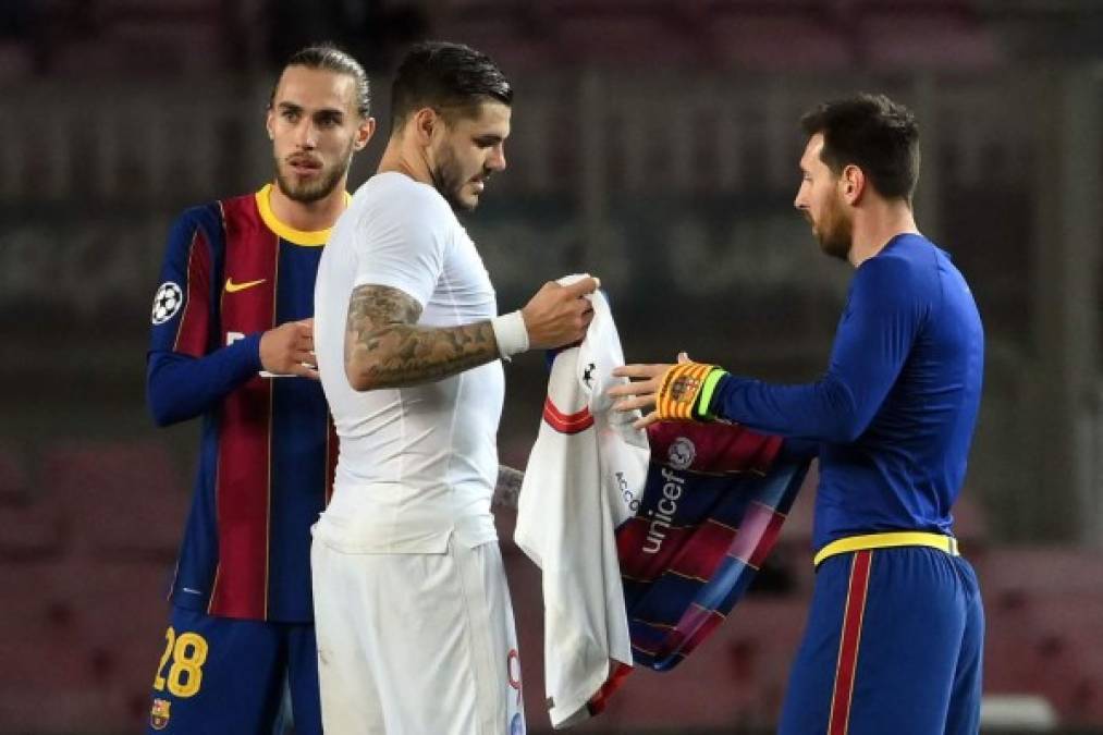 Lionel Messi cambió su camiseta con su compatriota del PSG, Maurio Icardi, tras el encuentro.