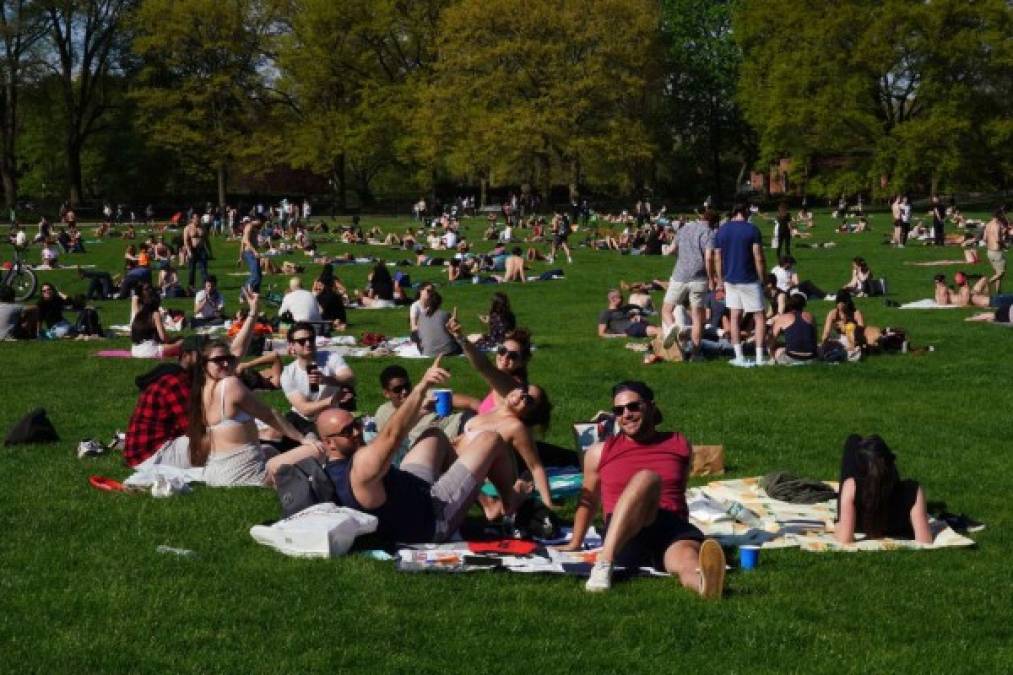 Pese al repunte de muertos en Nueva York por el coronavirus, miles de residentes abarrotaron este fin de semana el Central Park, pese a que las autoridades anunciaron que extenderán el confinamiento para evitar una segunda ola de Covid 19.