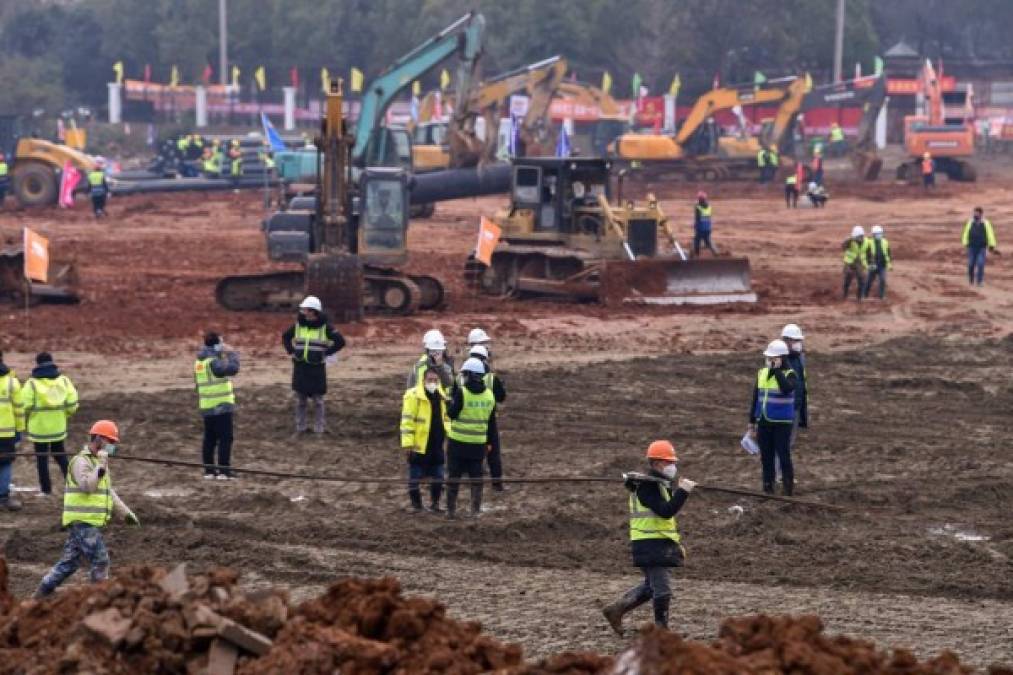 En la zona de las obras, las excavadoras cargan de tierra los camiones mientras que las topadoras aplanan el suelo del futuro hospital, adonde los primeros pacientes deberían teóricamente llegar en una semana.