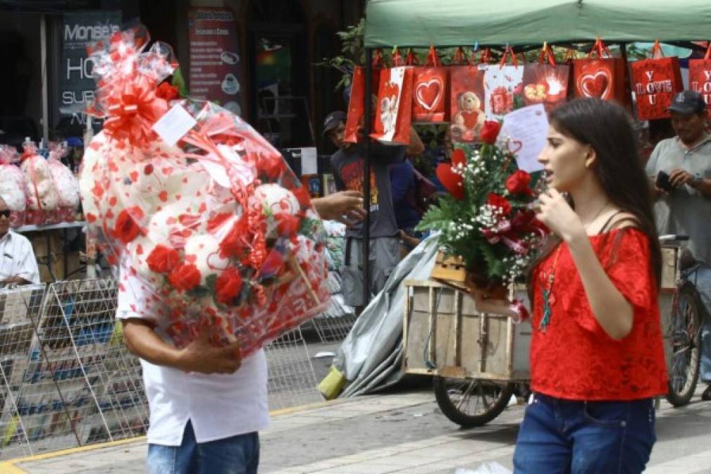 Después de las flores los peluches son otro de los productos que más se venden en esta fecha.