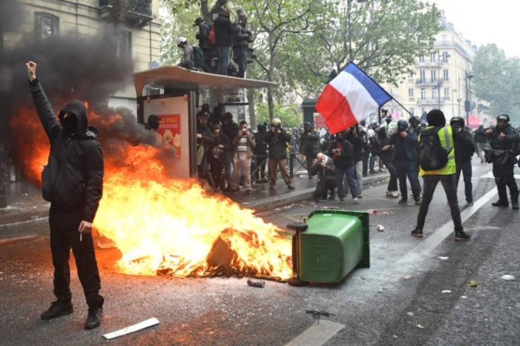 FRANCIA: La manifestación en París, convocada por los sindicatos y a la que se sumaron algunos representantes del movimiento de los 'chalecos amarillos', ha desembocado en incidentes con la policía, que efectuó 34 detenciones.