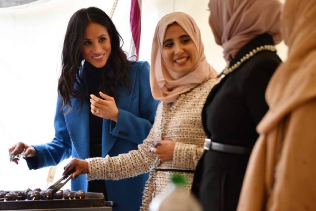 La duquesa de Sussex cocinó junto a las mujeres de la organización 'Hubb Community Kitchen' en el lanzamiento oficial del recetario para recaudar fondos que ayudarán a las víctimas del incendio de las torres Grenfell en Londres.<br/>