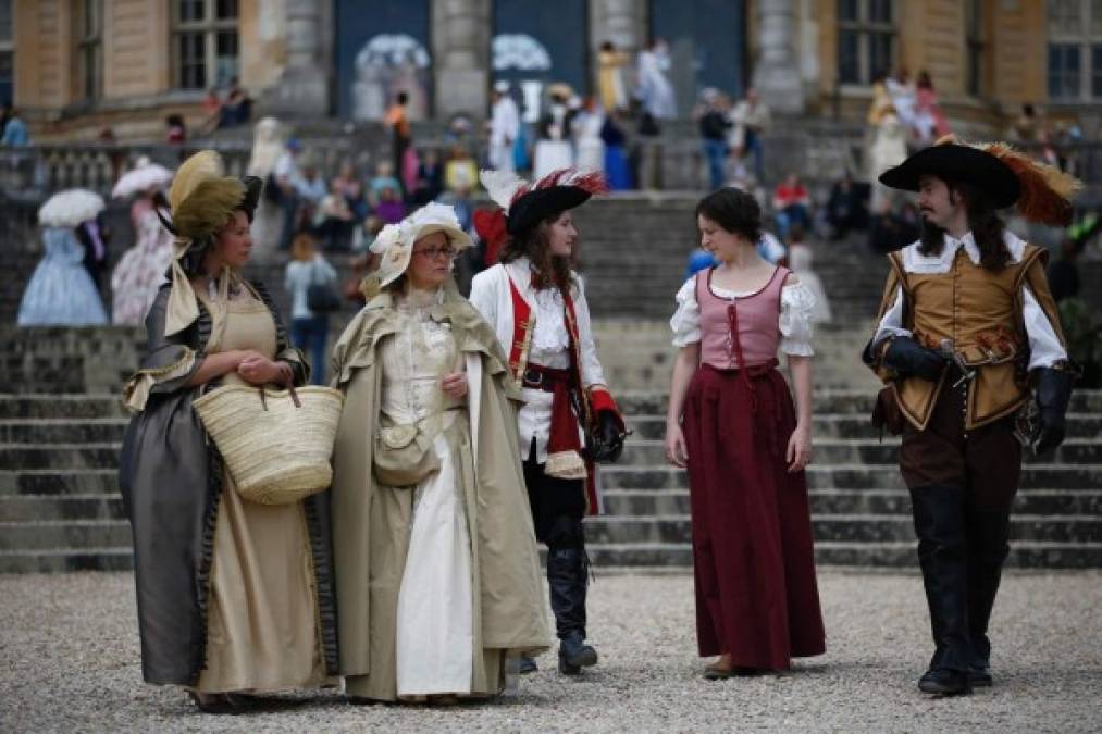 FRANCIA. Volver al pasado. Cientos de personas participaron en el tradicional festival de disfraces antiguos realizado en París.